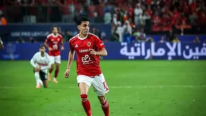 إصابة أشرف بن شرقي تحدد مدة غيابه عن الأهلي وتأثيره على خط الوسط